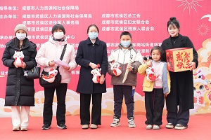 “百米小巷”人潮涌動(dòng)！瑞方人力助力2025年武侯區(qū)春風(fēng)行動(dòng)專場(chǎng)招聘會(huì)“開(kāi)門紅” 第13張